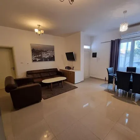 Villa Modern & Spacious 3 Bedroom Ground Floor Apartment/vila *