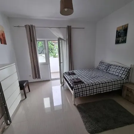 Villa Modern & Spacious 3 Bedroom Ground Floor Apartment/vila