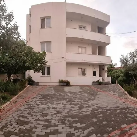 Modern & Spacious 3 Bedroom Ground Floor Apartment/vila Villa Tirana