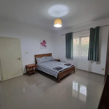 Villa Modern & Spacious 3 Bedroom Ground Floor Apartment/vila *