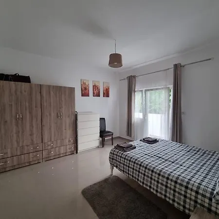 Modern & Spacious 3 Bedroom Ground Floor Apartment/vila *